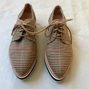 HALOGEN x Atlantic Pacific
Gabriela Platform Oxford Sneakers
Beige Size 9